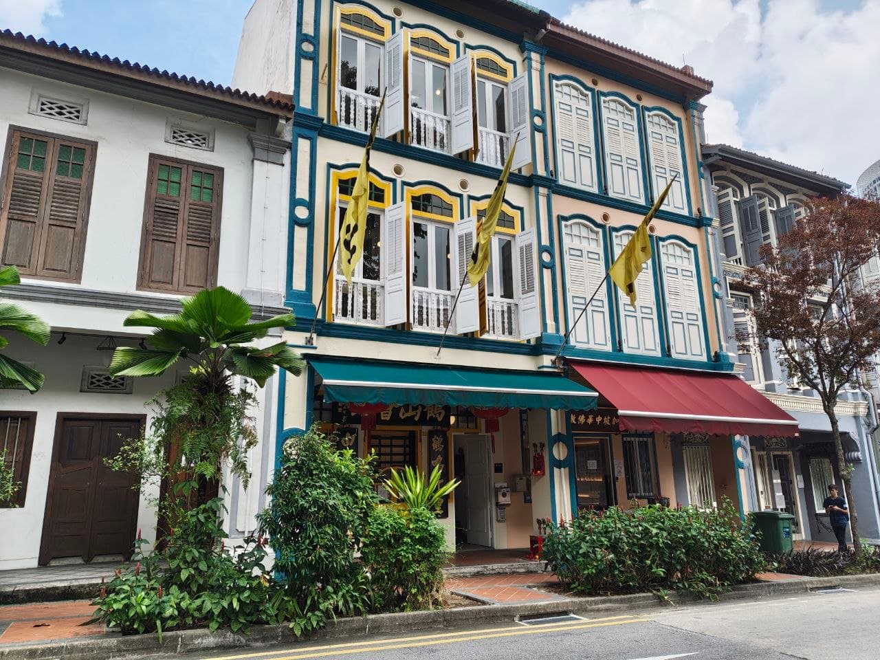 Kuro Cat 猫咪酒店米绿相间的百年店屋外观，位于新加坡牛车水 Kreta Ayer Road 21A